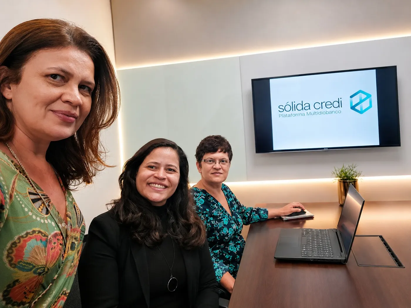 Equipe da Sólida Credi reunida em sala de reunião