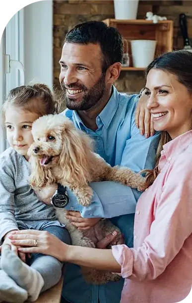 Família feliz com pet em casa